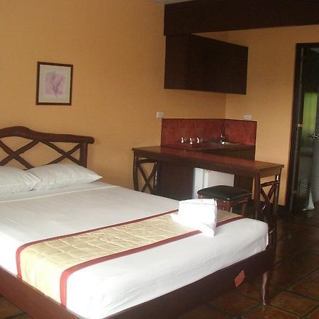 Graceland Estates And Country Club Hotel Lucena Buitenkant foto